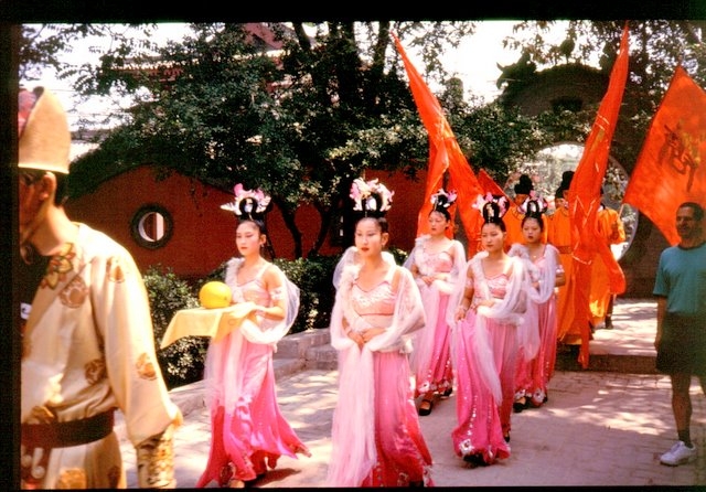 תהלוכת חתונה סינית מסורתית-אופק עולמי,צילום דוד נתנאל-Traditonal chinese marriage cermony -Ofek-Olami