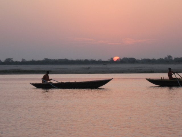זריחה על הגנגס בוראנסי,הודו-אופק עולמי,צילום דוד נתנאל - sunrise,Ganga river,Varanasi,India-Ofek-olami