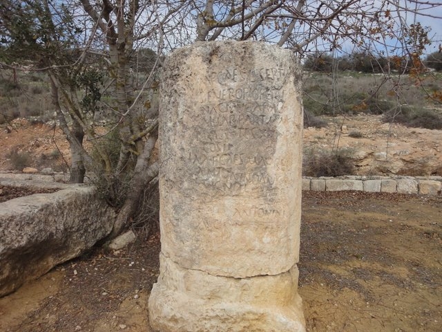 אבן מייל ועליה כתובת  -אופק עולמי,צילום דוד נתנאל - Mile stone -Ofek olami,David nethanel