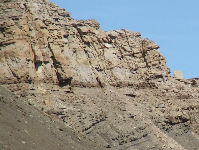 סלע קלאסטי מורכב מחלוקים ומשברי סלעים שהובאו מרחוק -אופק עולמי - Clastic rock -fragments of rocks cemented together-Ofek-Olami