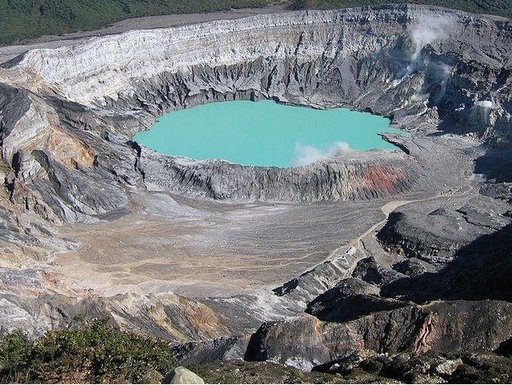 הקלדרה של הר הגעש פואס בקוסטה ריקה- אופק עולמי Poas volcano caldera in Costa Rica,  -Ofek-Olami
