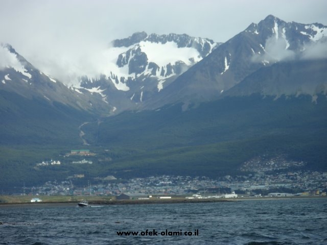 אושואיה-ברקע קרחון מרטיאל-אופק עולמי,צילום דוד נתנאל -Ushuaia and Martial glacier -Ofek olami