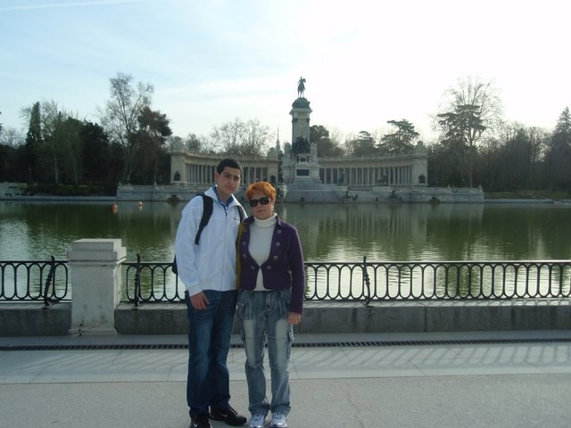 אילנה ואילן בפארק רטירו -אופק עולמי,צילום דוד נתנאל -Ilan & Ilana Retiro Park Madrid Spain -Ofek -Olami,David Nethanel