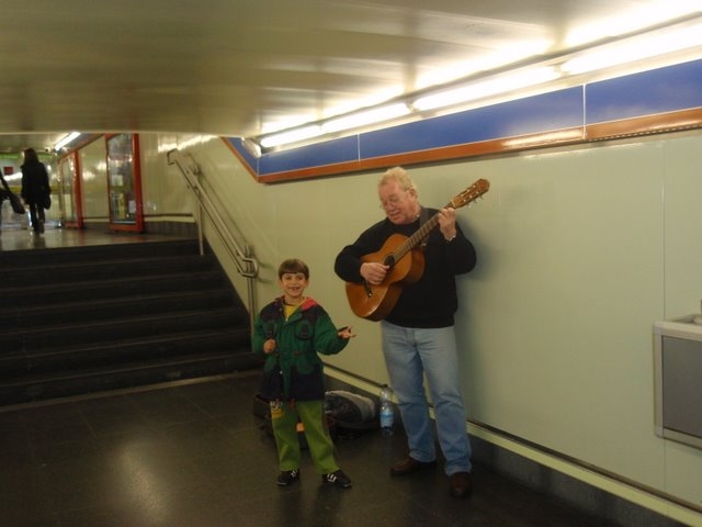 אופיר מצטרף לנגן ברכבת התחתית-אופק עולמי,צילום דוד נתנאל -Ofir with Guitara player at the metro -Ofek olami,David Nethanel