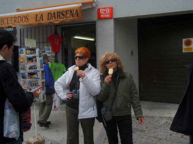 זמן לארטיק - רינה ואילנה מתענגות על ארטיק בטולדו -אופק עולמי,צילום דוד נתנאל -Rina & Ilana licking icecream at Toledo -Ofek olami,David Nethanel