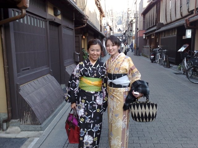 שתי גיישות מקסימות בקיוטו יפאן -אופק עולמי,צילום דוד נתנאל -two geisha Kyoto,Japan - Ofek-Olami