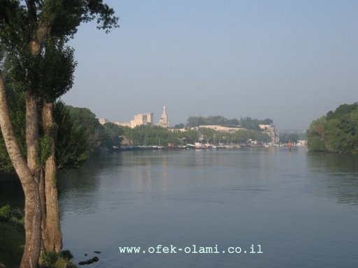 מבט מנהר הרון על אביניון -אופק עולמי,צילום דוד נתנאל-Avignon viw fro the Ron river France-Ofek -Olami