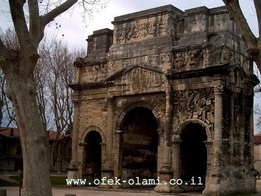 שער הנצחון הרומאי בכניסה הצפונית של אורנג',ווקלוז צרפת-אופק עולמי-The Roman Arch in Orange -Ofek-olami