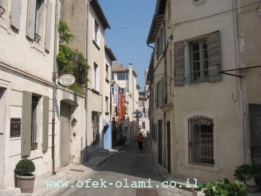 סמטה טיפוסית ברובע העתיק של סנט רמי דה פרובנס,צרפת-אופק עולמי,צילום דוד נתנאל-Saint remi de provence france-Ofek-olami
