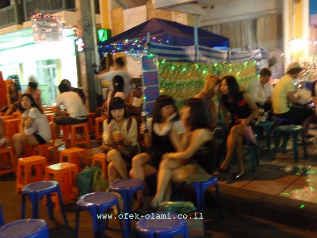נערות בכניסה למועדון בפטפונג,בנגקוק תאילנד -אופק עולמי,צילום דוד נתנאל -Girls at a pub entrance,Patpong Bangkok-Thailand -Ofek-Olami