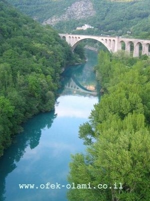 גשר סולקמיני על הסוצ'ה בקרבת נובה גוריקה,סלובניה -אופק עולמי -Solkamini bridge over the soce river near Nova Gorica Slovenia -Ofek-Olami