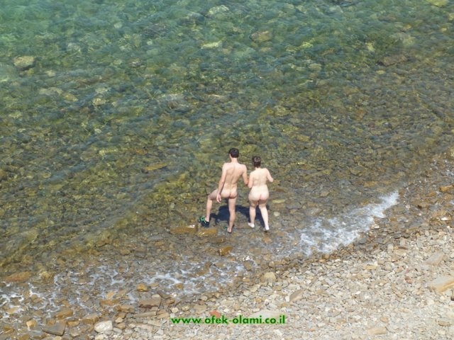 נודיסטים בחוף הים בפיראן סלובניה -צילום דוד נתנאל - naturalists beach piran slovenia -David Nethanel