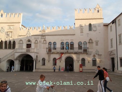 ביתת הפרטואר אחד מסמלי העיר קופר בסלובניה-אופק עולמי,צילום דוד נתנאל-Pretor's building a symbol of Venice rule in Koper Slovenia -Ofek-Olami