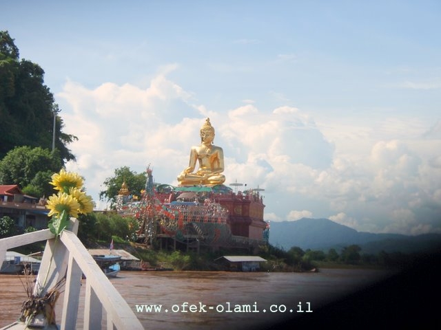 פסל הבודהה הגדול שהוצב במשולש הזהב במלאת 60 שנה למלכה סירקיט-אופק עולמי,צילום דוד נתנאל-Goldem Budhah image at Golden Tiangle,Thailand-Ofek-Olami