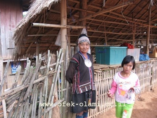 ילדה בלבוש מודרני ליד זקנה בלבוש מסורתי בכפר אקה בצפון תאילנד-אופק עולמי,צילום דוד נתנאלAgirl with old Akah woman,Thailand-Ofek-Olami-