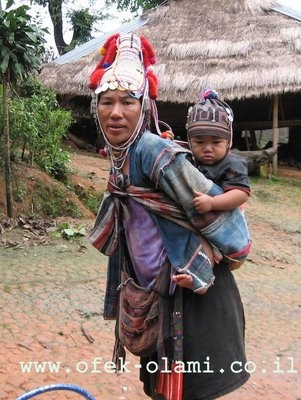 הנשים מקפידות להישאר בלבוש המסורתי,כפר אקה,צפון תאילנד-אופק עולמי,צילום דוד נתנאל -Woman dressed in traditional  cap,North Thailand -Ofek-Olami
