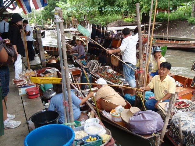 משא ומתן בין האכר לתיירים באמצעות המוט בשוק הצף,תאילנד-אופק עולמי,צילום דוד נתנאל -selling with stick,Floating Market,Thailand -Ofek-Olami