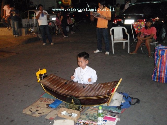 ילד תאילנדי מנגן ברחוב קאווסאן,בנגקוק תאילנד -אופק עולמי,צילום דוד נתנאל -Athai child playing at Khaosan Bangkok Thailand -Ofek-Olami