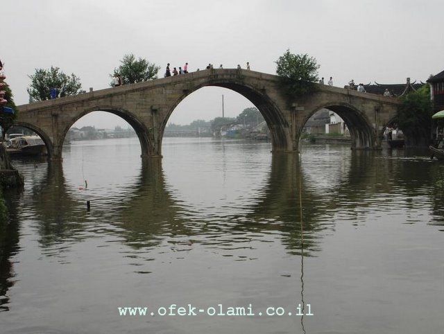 גשר עתיק בז'ו ג'יא ג'יאו עיירה עתיקה בפאתי שנגחאי סין-אופק עולמי -Zhujiajiao near Shanghai china -Ofek-Olami
