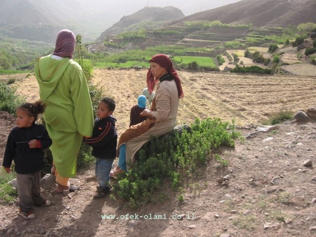 משפחת חקלאים ברבריים ליד הבוסתנים באימליל-אופק עולמי,צילום דוד נתנאל -Berbers farmers at Imlil Morocco-Ofek-Olami