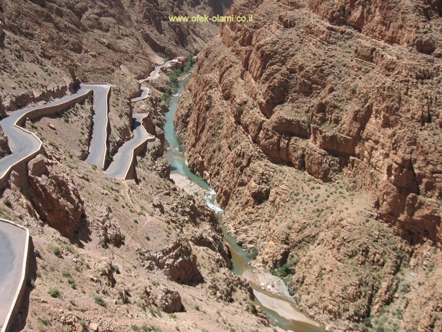 הכביש המתפתל במעלה קניון הדאדס -אופק עולמי,צילום דוד נתנאל -The srpentin road at Dades gorge,Morocco-Ofek-Olami