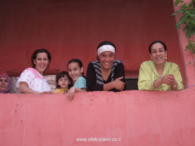 משפחה חייכנית בבני מלל,מרוקו-אופק עולמי,צילום דוד נתנאל -Silling familly at Beni Mellal Morocco -Ofek-Olami