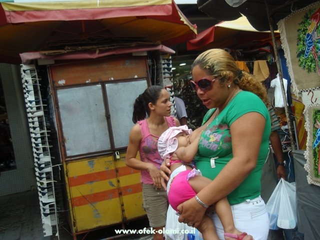 אשה מניקה באמצע הרחוב במנאוס,אמזונס ברזיל -אופק עולמי,צילום דוד נתנאל - Breast-feeding in public places,Maaus Amazonas Brazil -Ofek olami