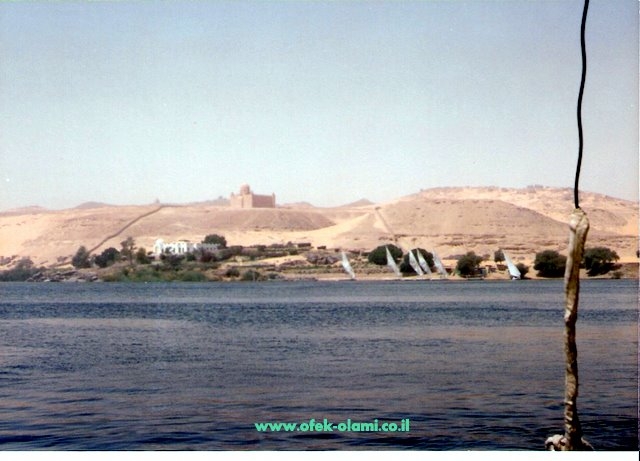 נהר הנילוס ליד אסוואן,ברקע מוזיאון אגא חאן-אופק עולמי,צילום דוד נתנאל -Nile river near aswan,aga chan at the background -Ofek olami,David Nethanel