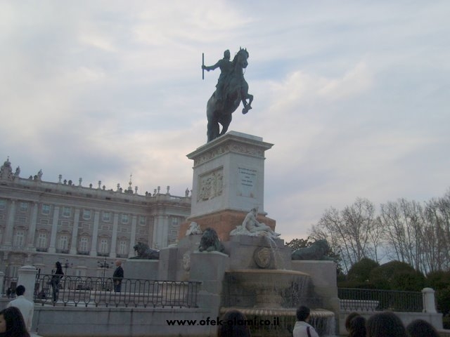 המלך הספרדי הראשון,פאליו הראשון על רקע הארמון במדריד-אופק עולמי,צילום דוד נתנאל -King Palio first,Madrid -Ofek olami ,David Nethanel
